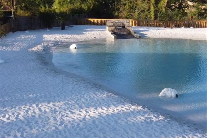 Lagoon, artificial beach - Camping Le Bois Joli
