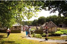 Family experience Family enjoying a day at Legendia Parc between nature and live shows - Camping Le Bois Joli