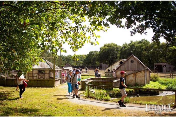 Family experience Family enjoying a day at Legendia Parc between nature and live shows - Camping Le Bois Joli